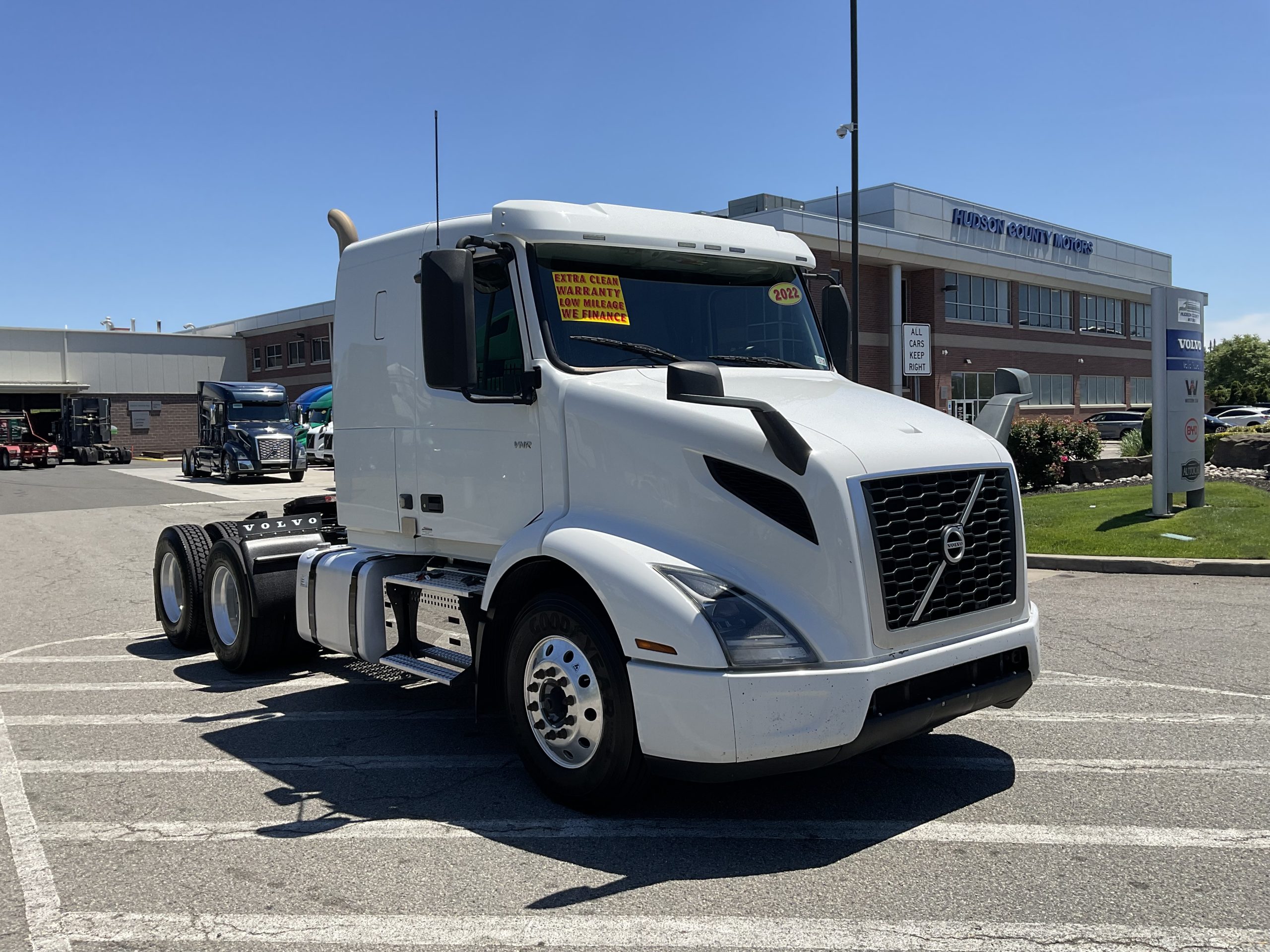 2022 VOLVO VNR64T400 - image 4 of 6
