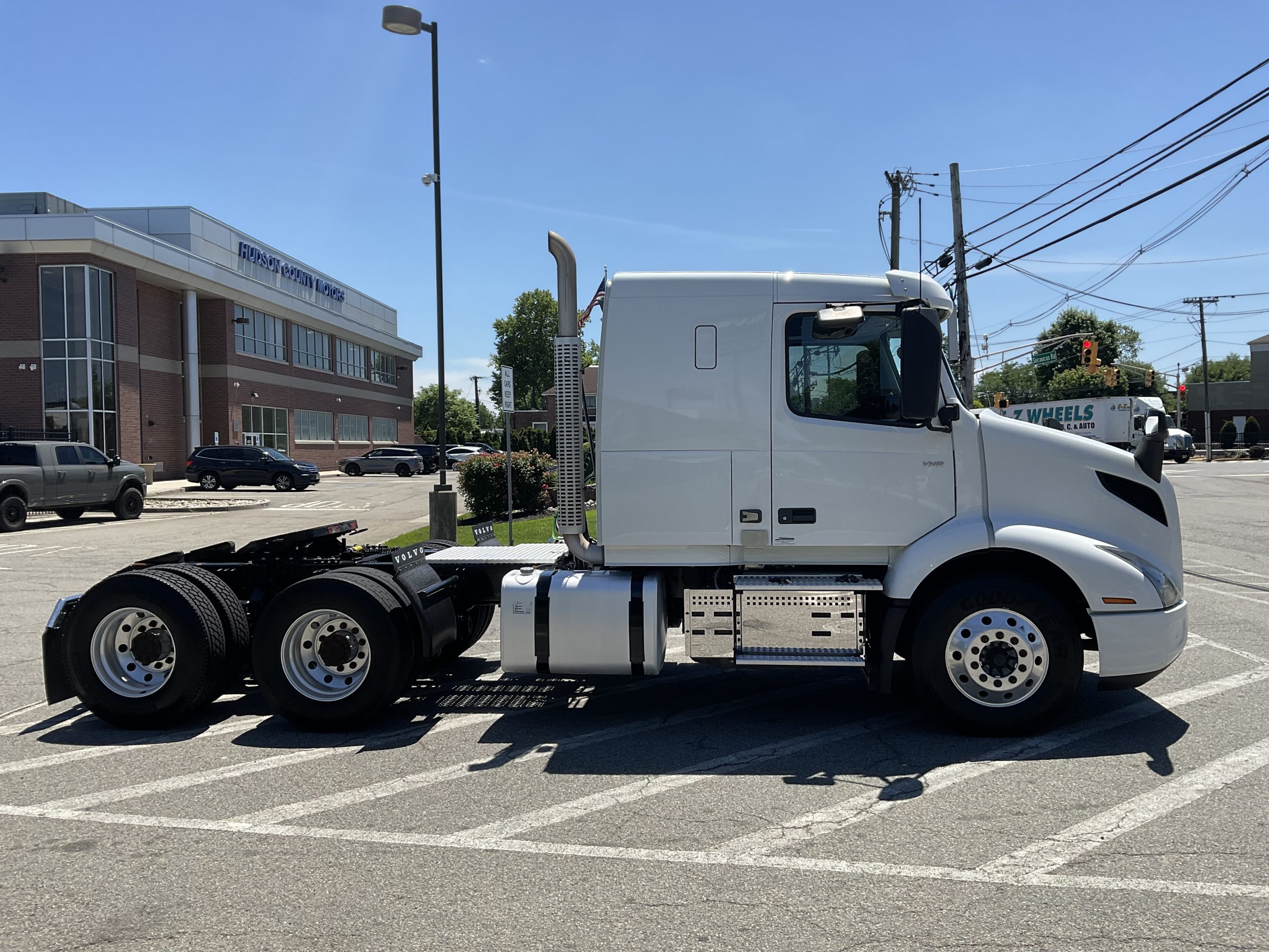 2022 VOLVO VNR64T400 - image 5 of 6