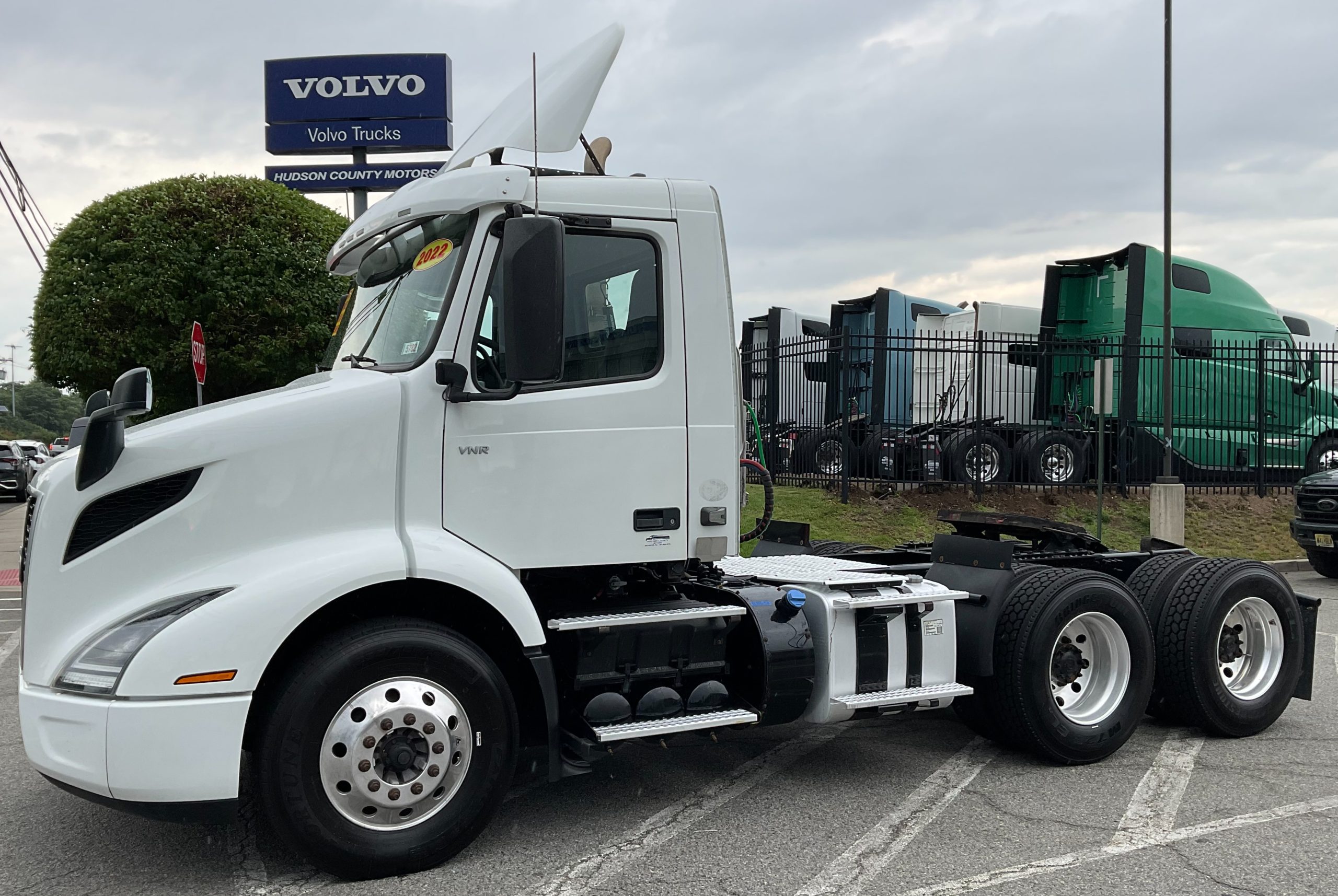 2022 VOLVO VNR64T300 - image 1 of 6