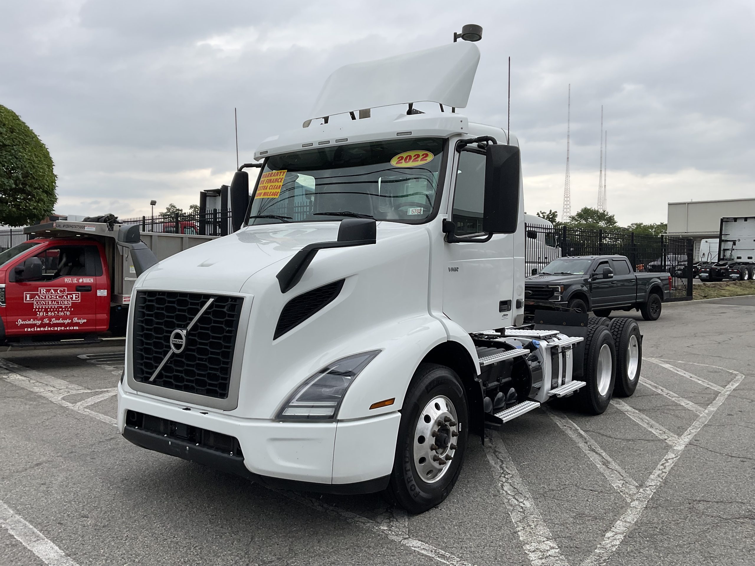 2022 VOLVO VNR64T300 - image 2 of 6