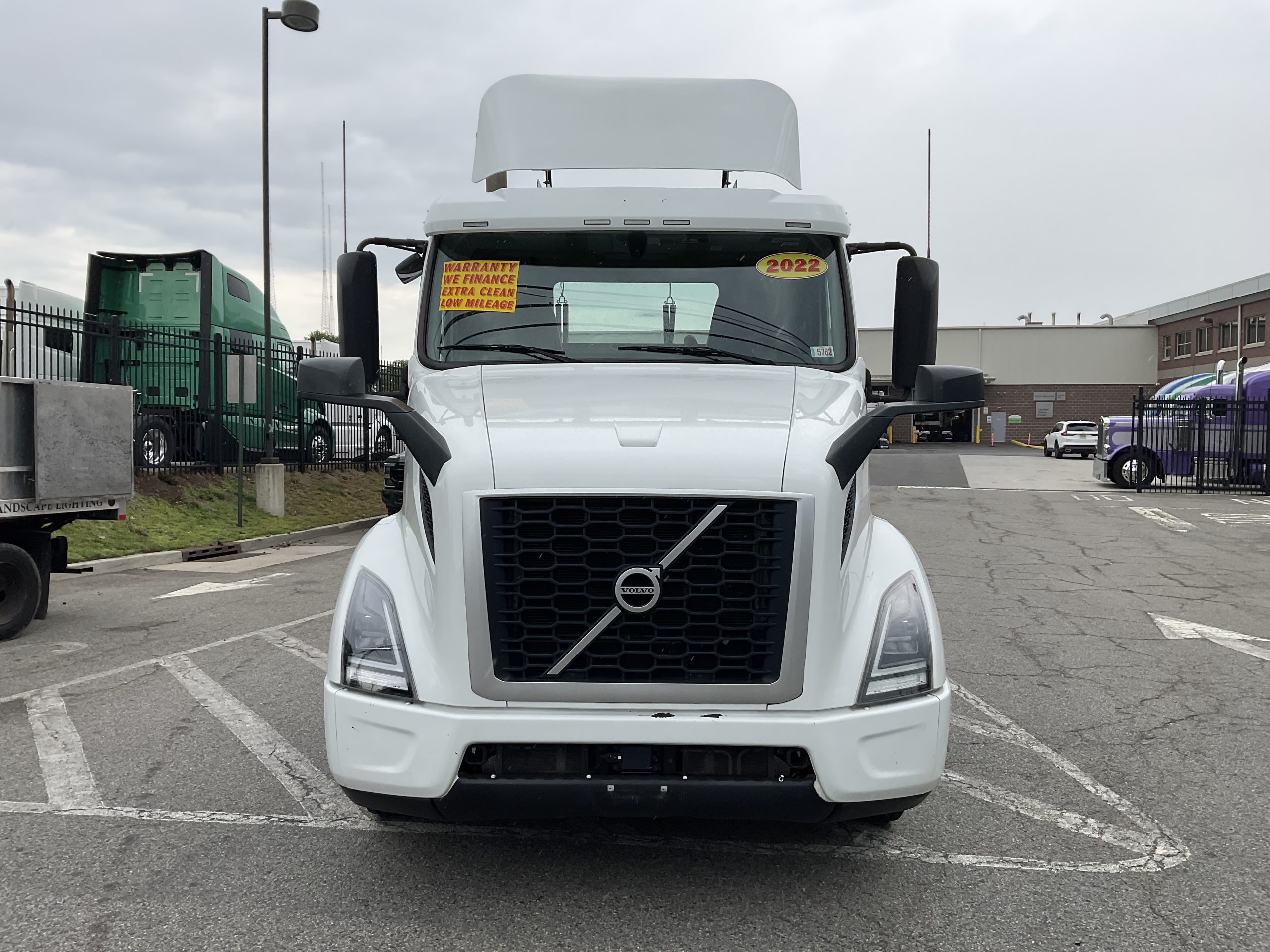 2022 VOLVO VNR64T300 - image 3 of 6