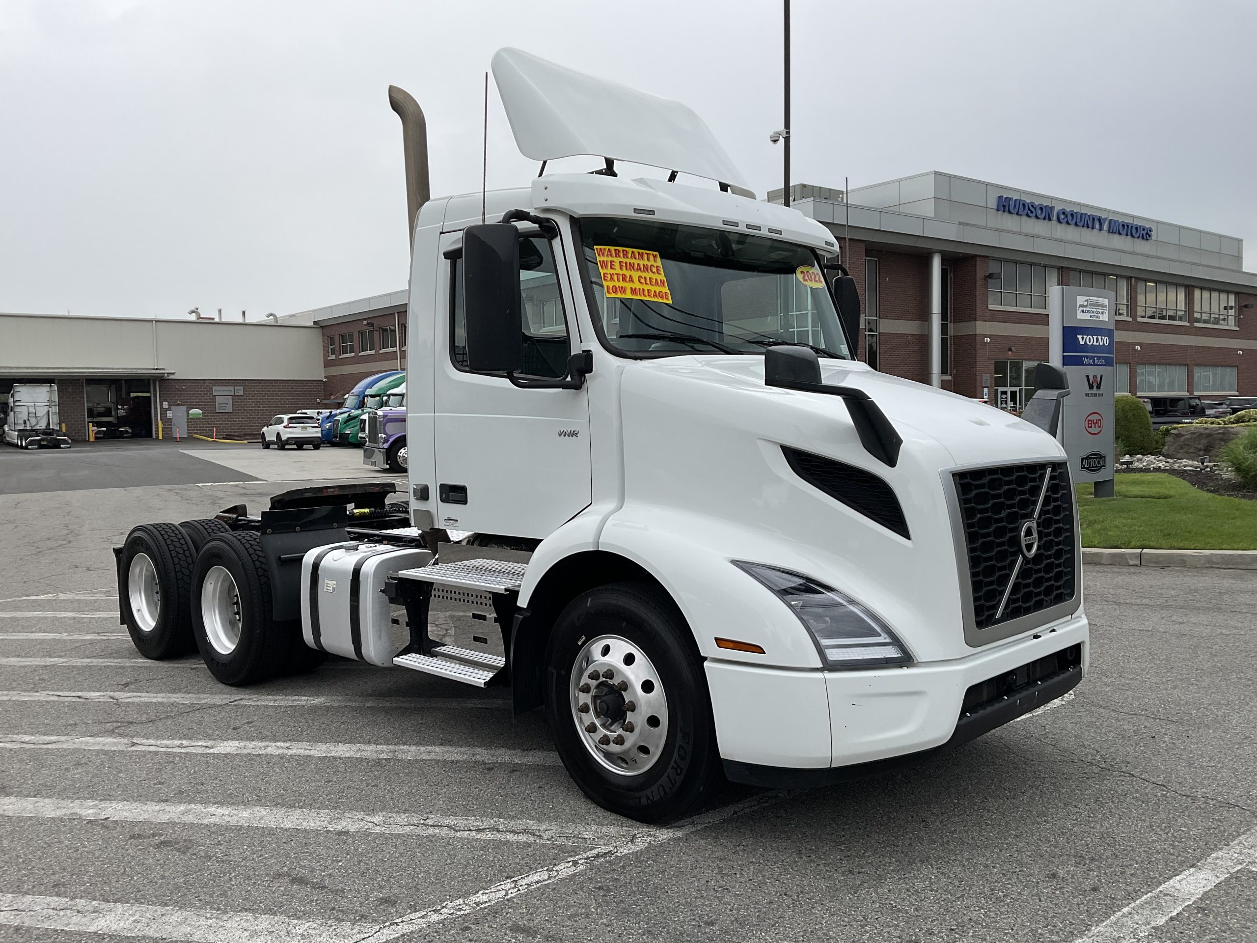 2022 VOLVO VNR64T300 - image 4 of 6