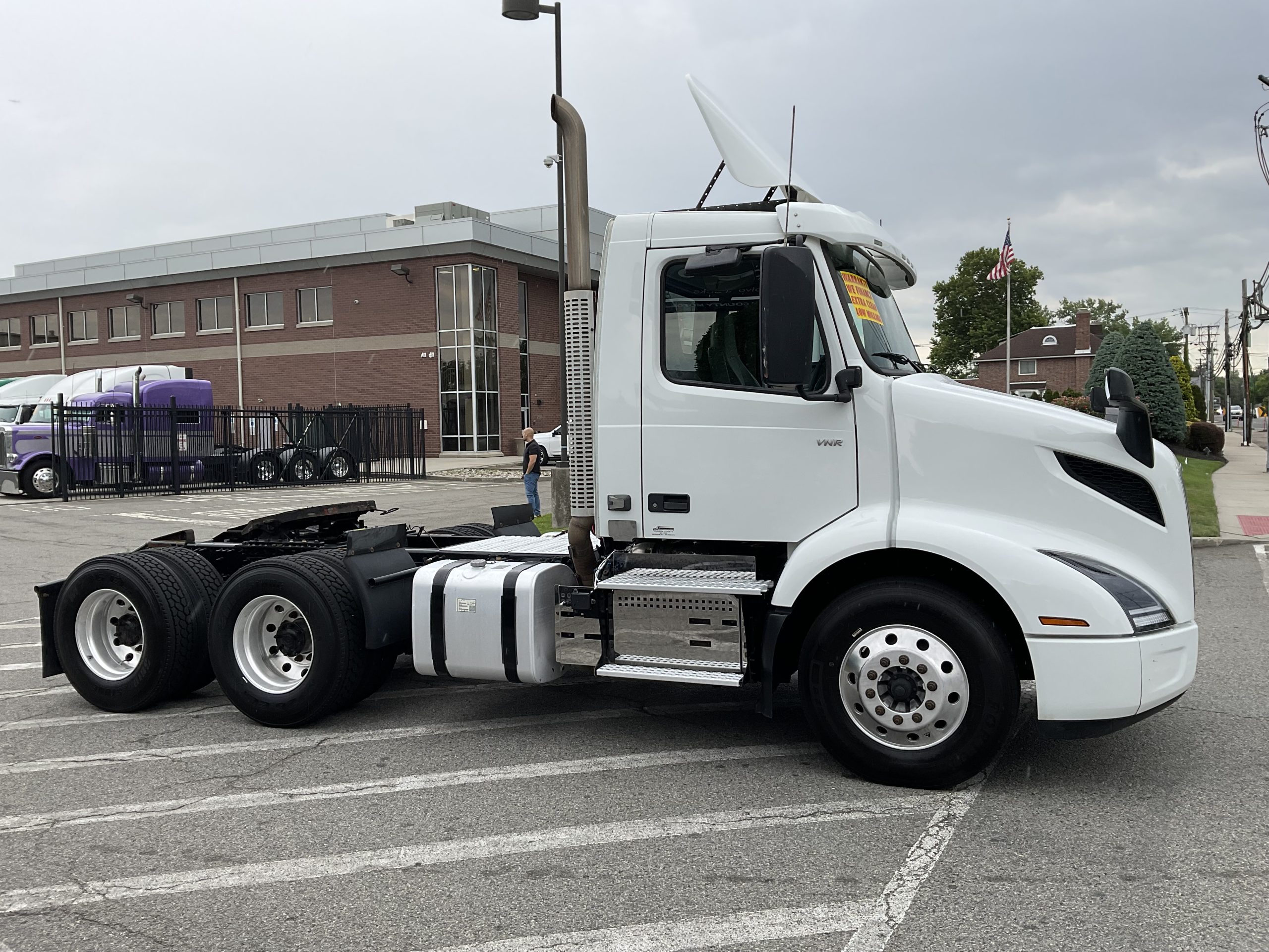 2022 VOLVO VNR64T300 - image 5 of 6