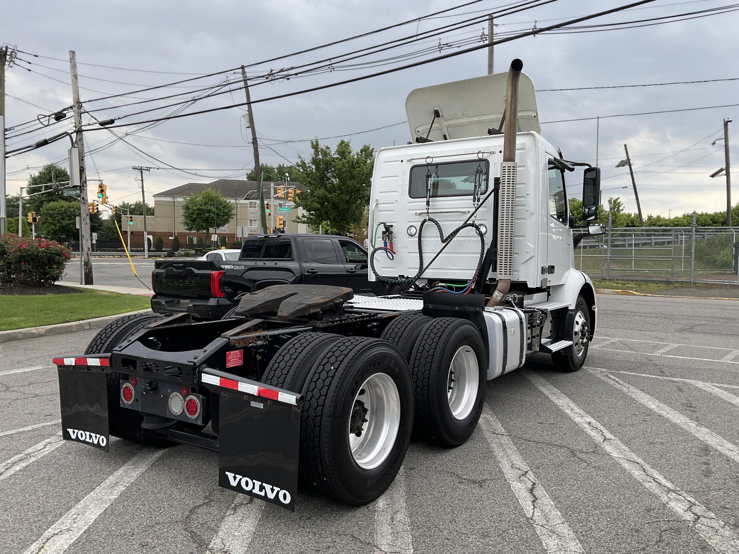 2022 VOLVO VNR64T300 - image 6 of 6