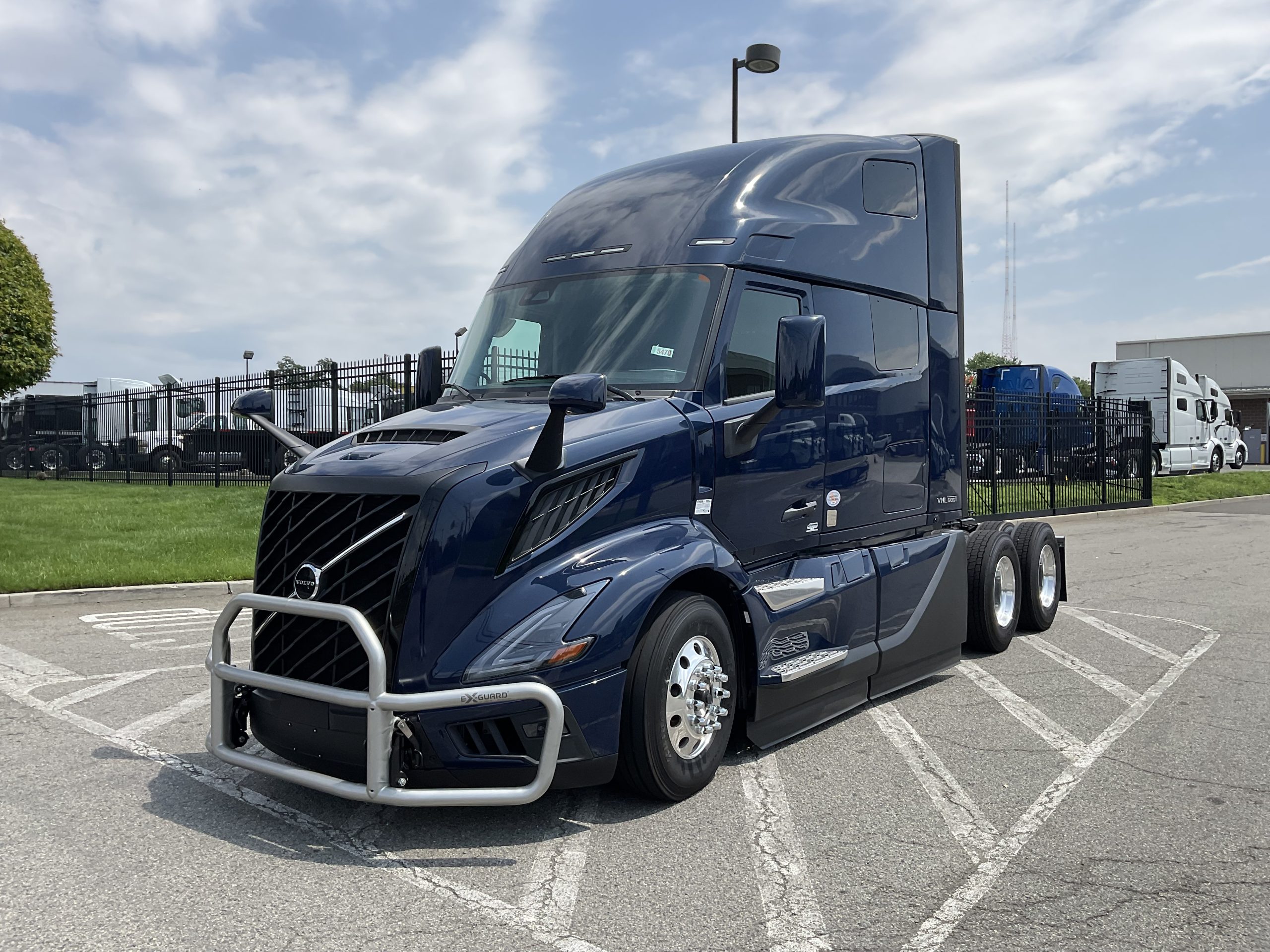 2026 VOLVO VNL64T660 2026 VOLVO VNL64T660 - image 2 of 6