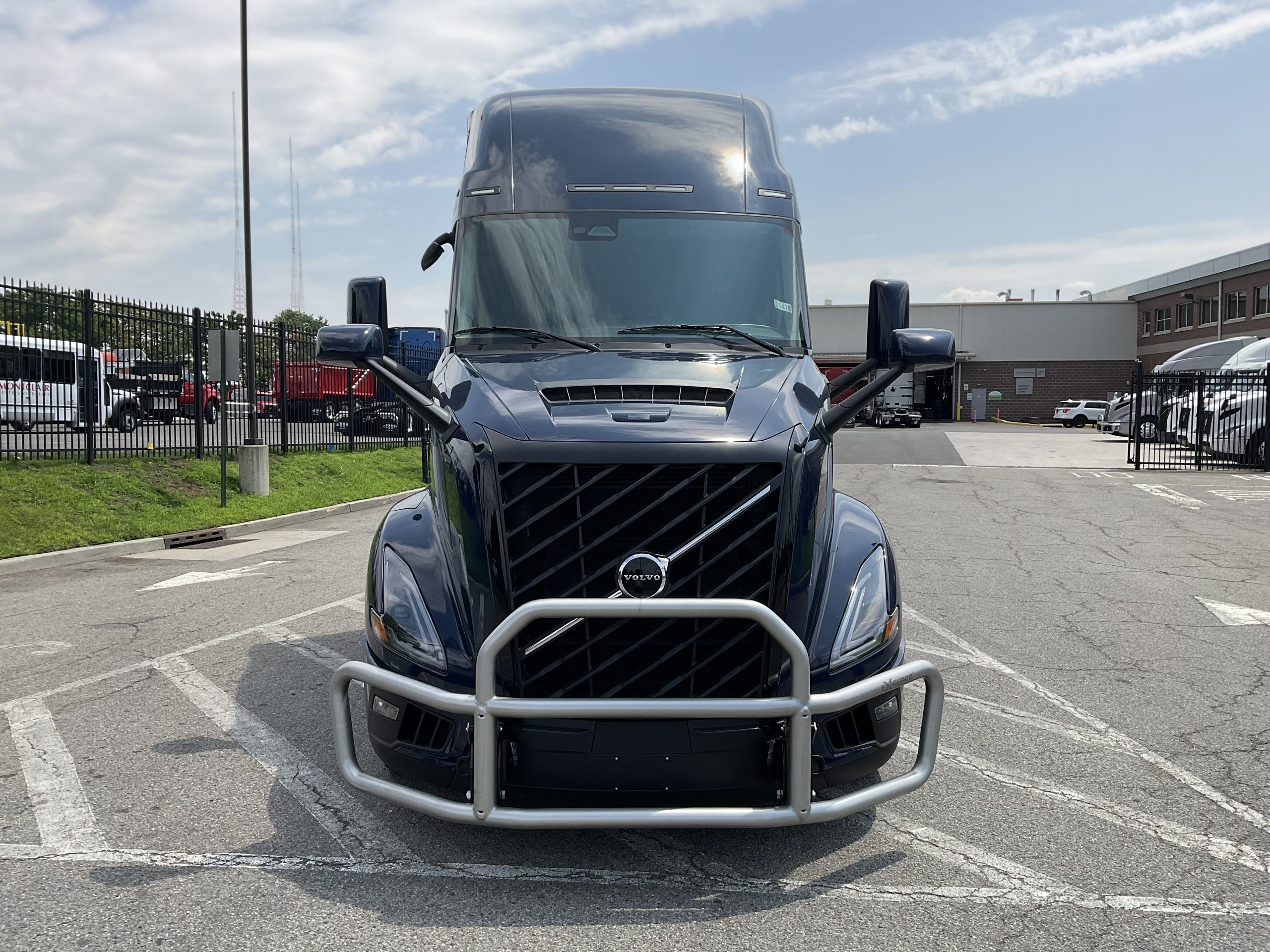 2026 VOLVO VNL64T660 2026 VOLVO VNL64T660 - image 3 of 6