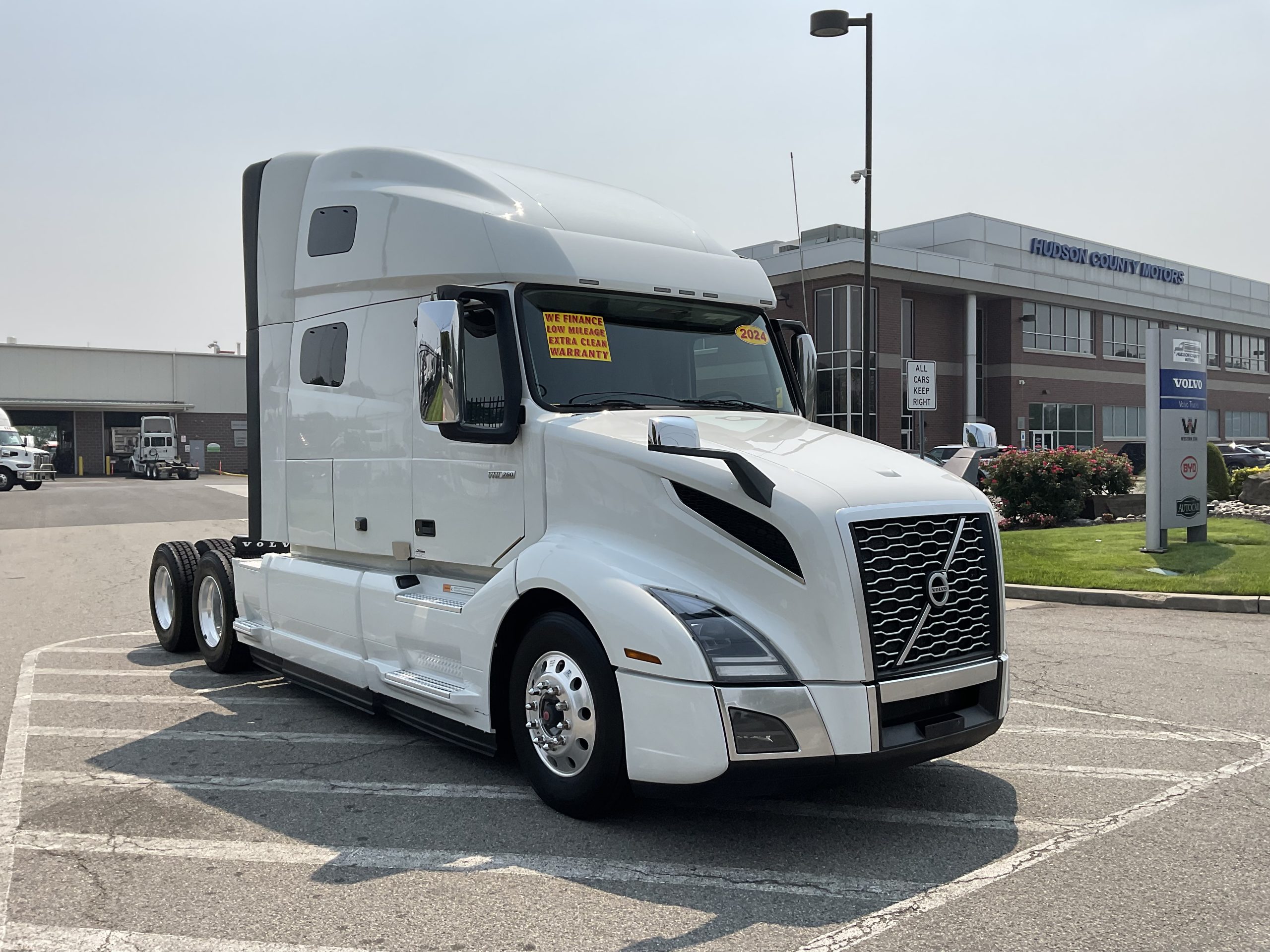2024 VOLVO VNL64T760 - image 4 of 6
