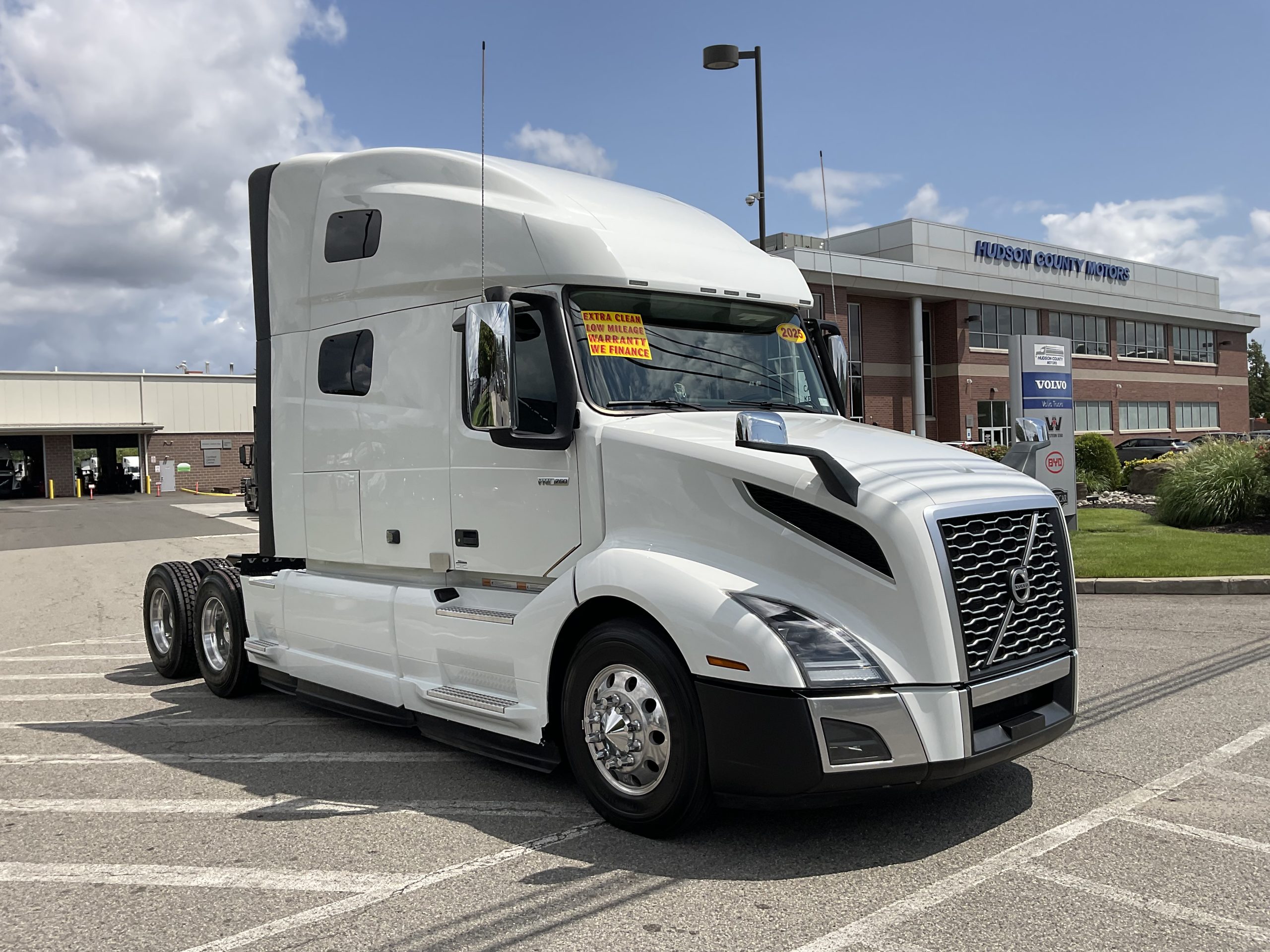 2025 VOLVO VNL64T760 - image 4 of 6