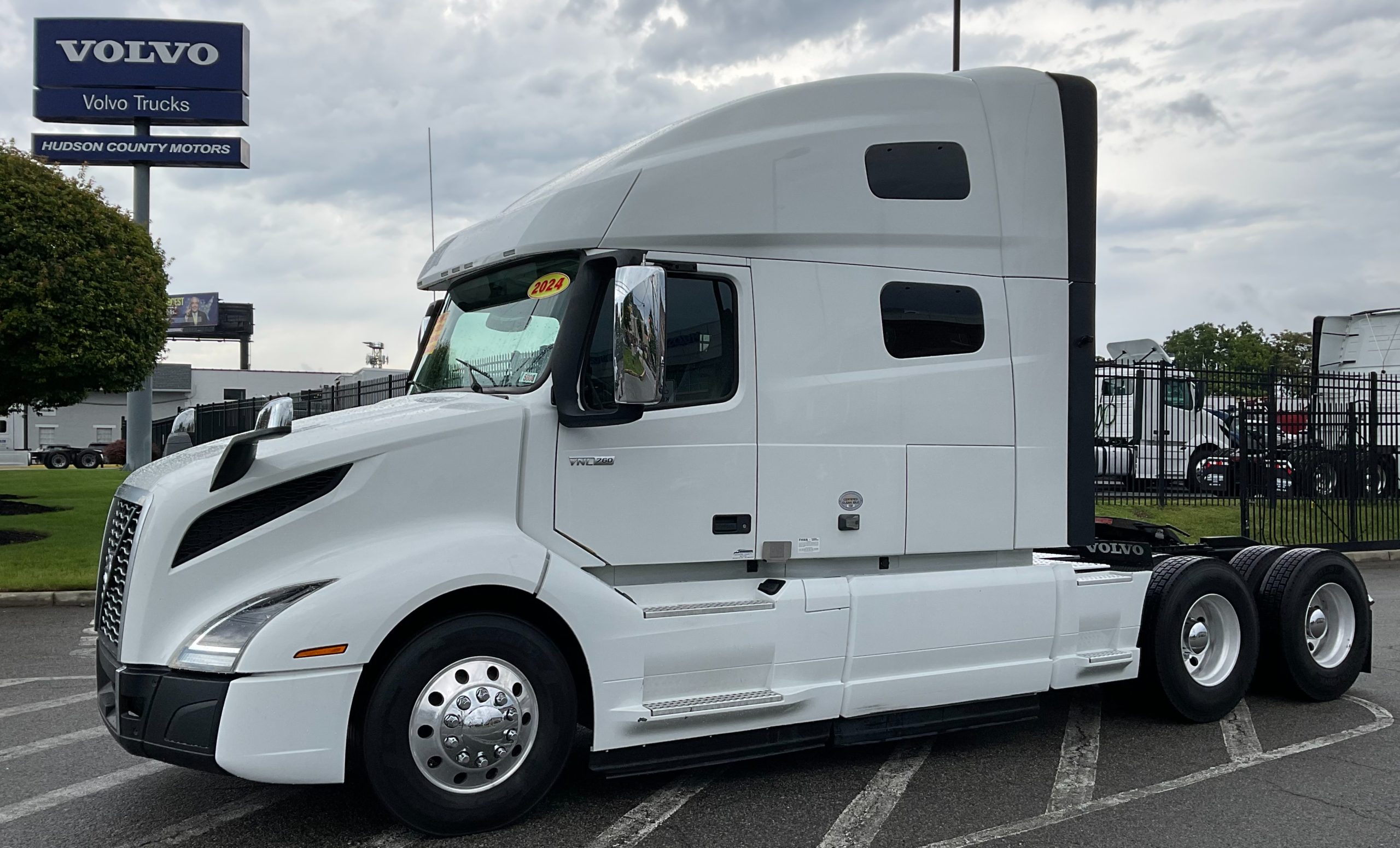 2024 VOLVO VNL64T760 2024 VOLVO VNL64T760 - image 1 of 6