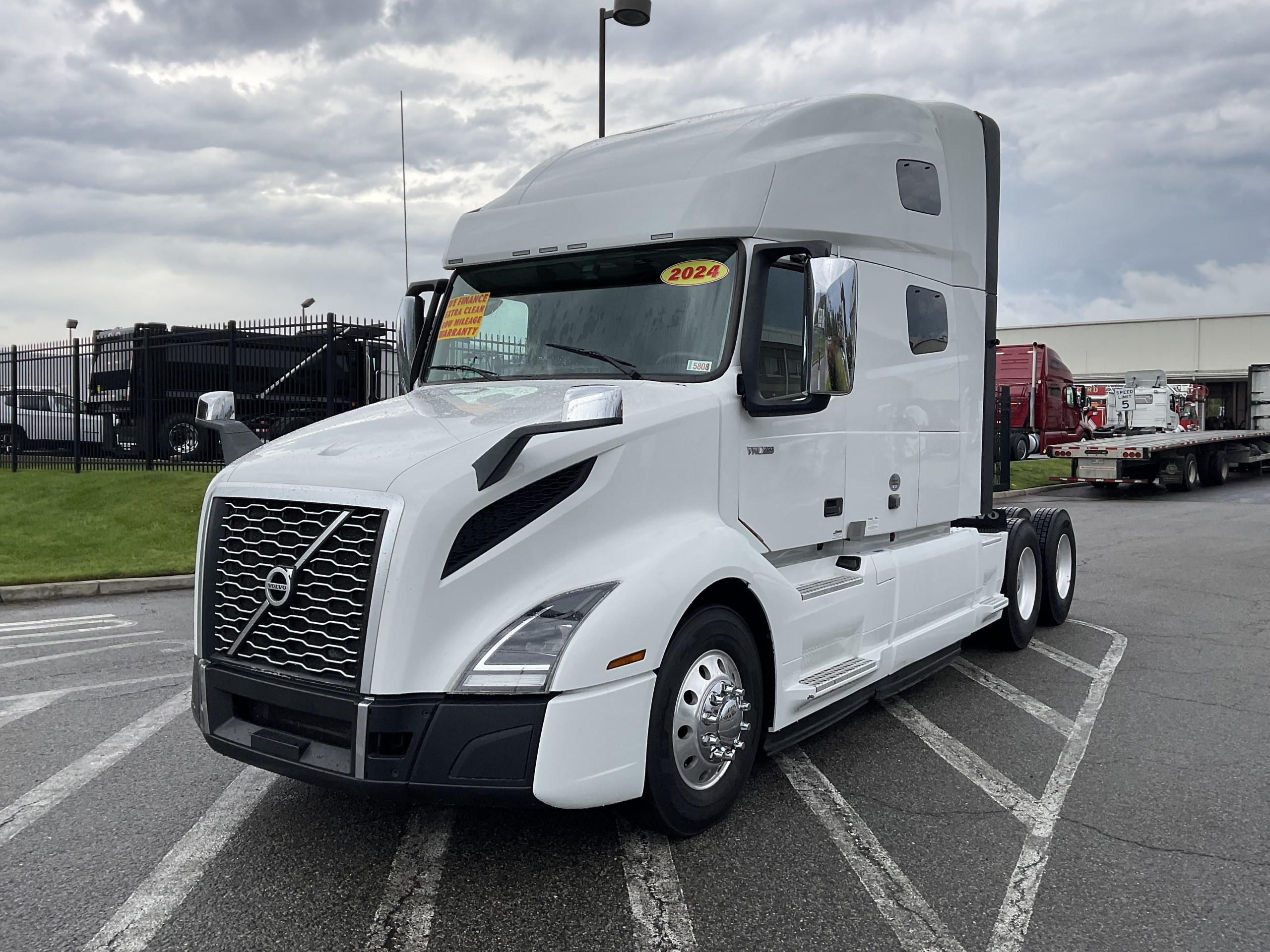 2024 VOLVO VNL64T760 2024 VOLVO VNL64T760 - image 2 of 6