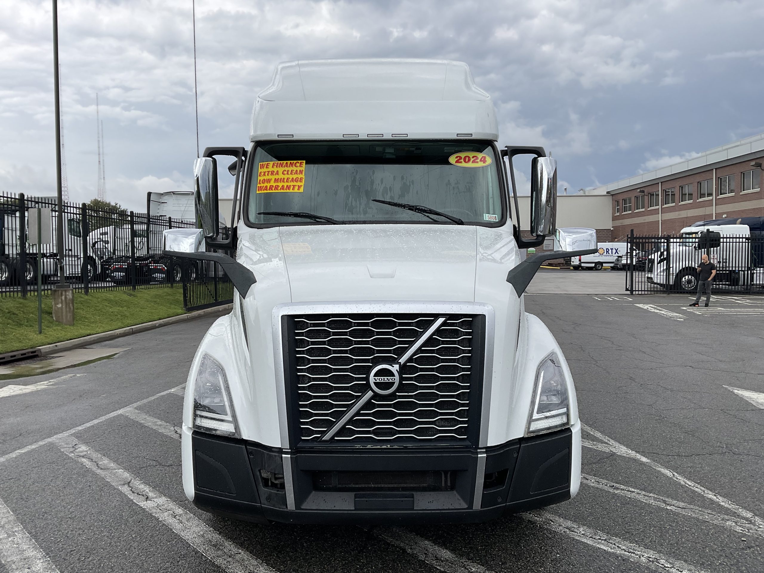 2024 VOLVO VNL64T760 2024 VOLVO VNL64T760 - image 3 of 6