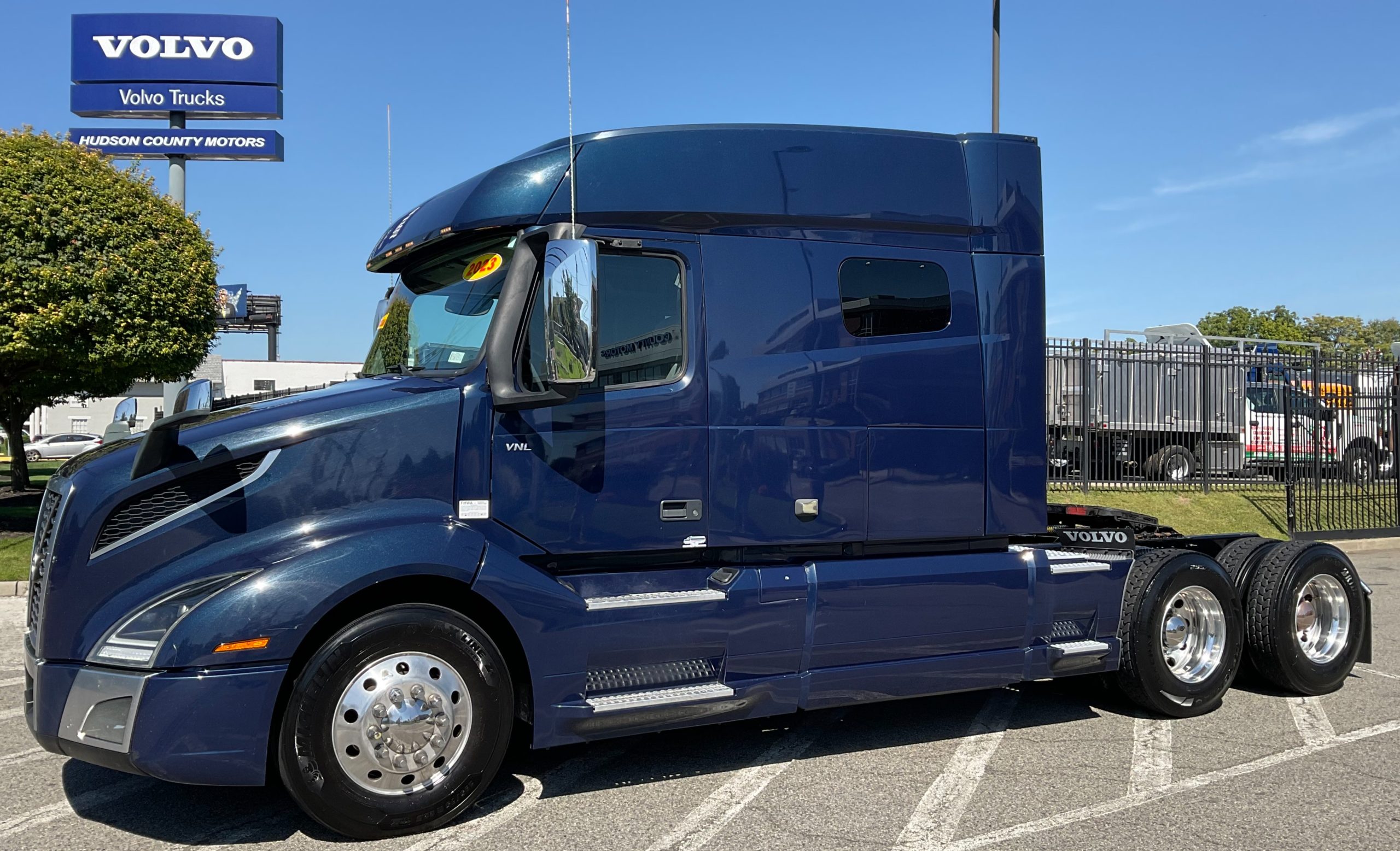 2023 VOLVO VNL64T740 2023 VOLVO VNL64T740 - image 1 of 6