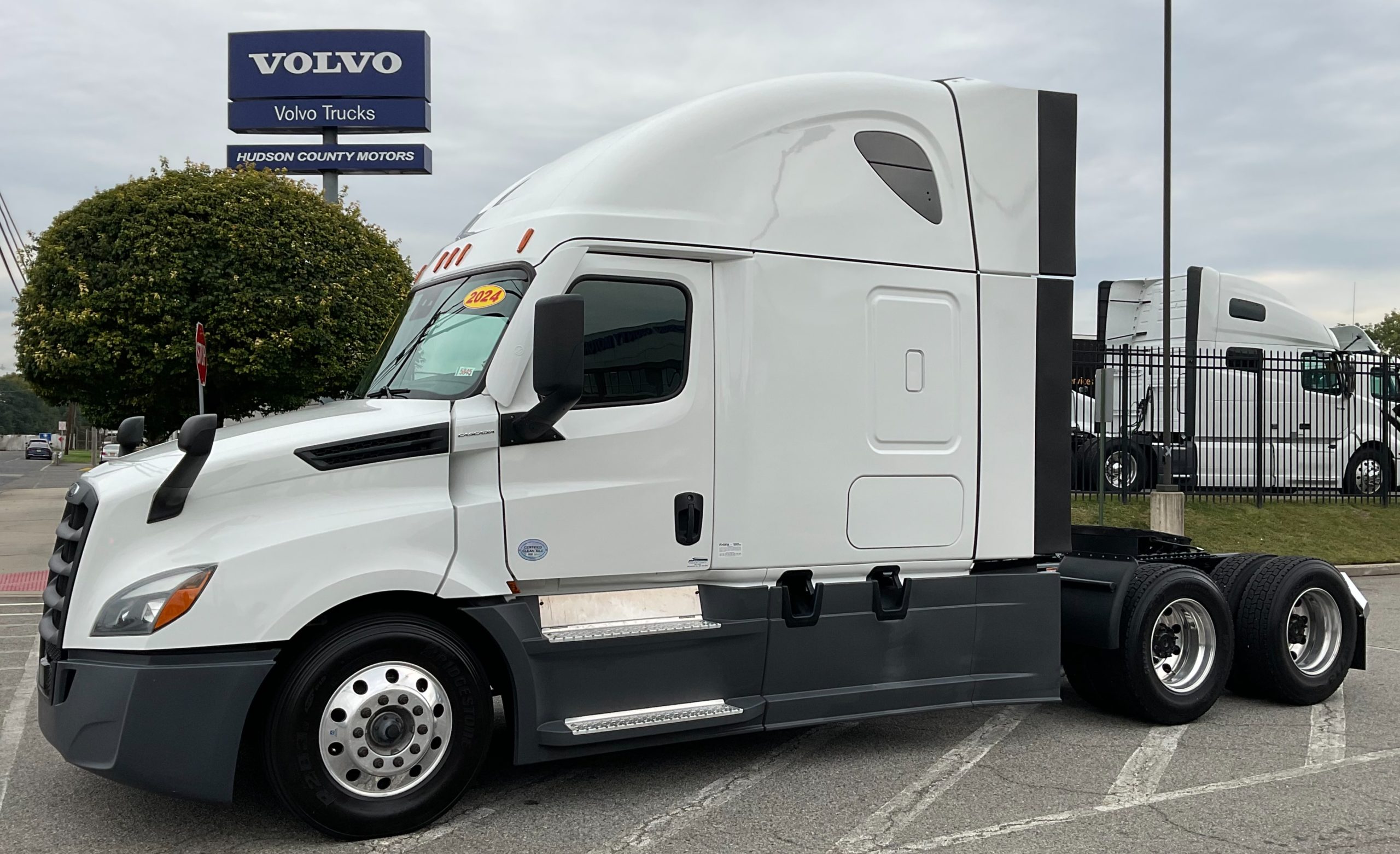 2024 FREIGHTLINER CASCADIA 126 2024 FREIGHTLINER CASCADIA 126 - image 2 of 6