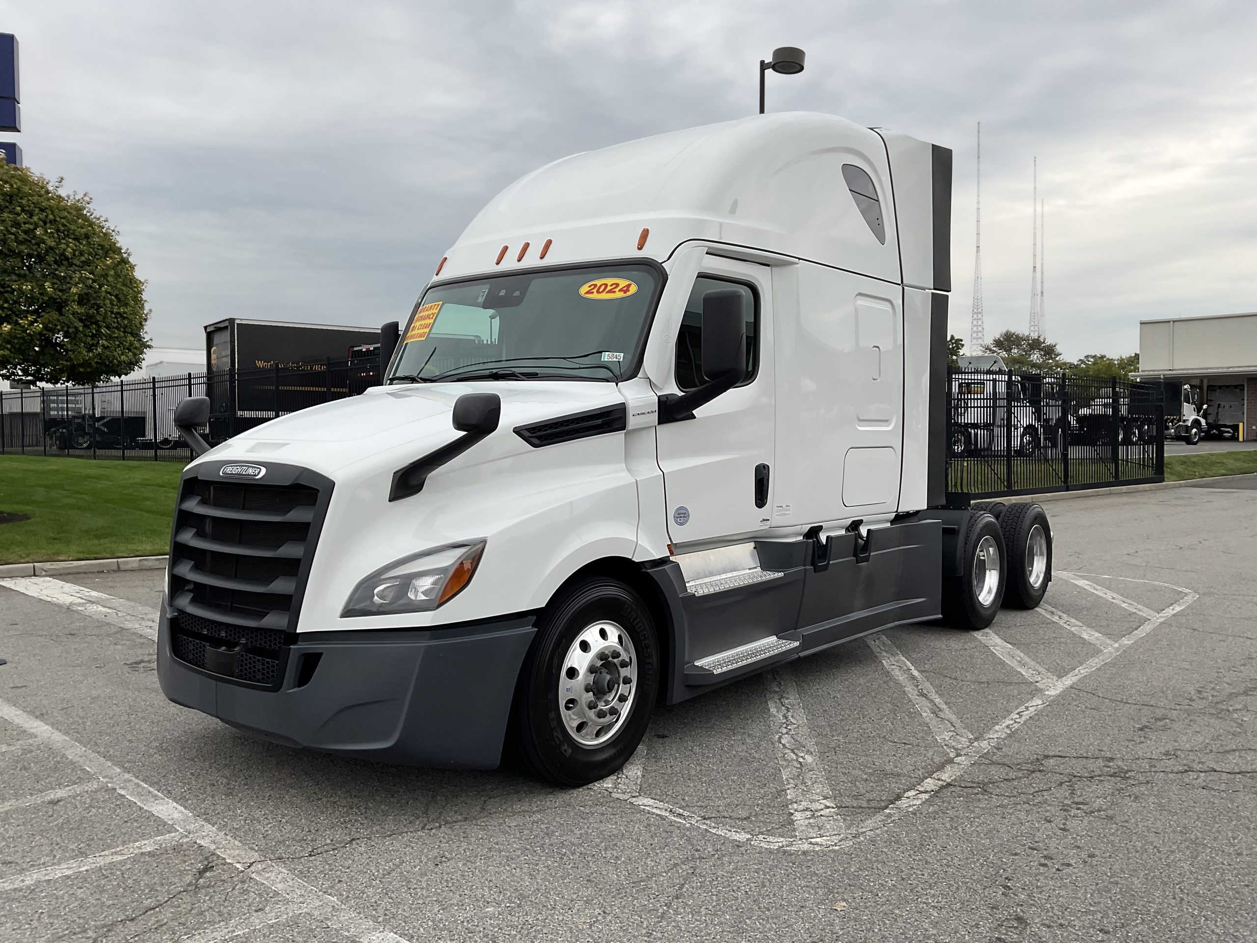 2024 FREIGHTLINER CASCADIA 126 2024 FREIGHTLINER CASCADIA 126 - image 3 of 6