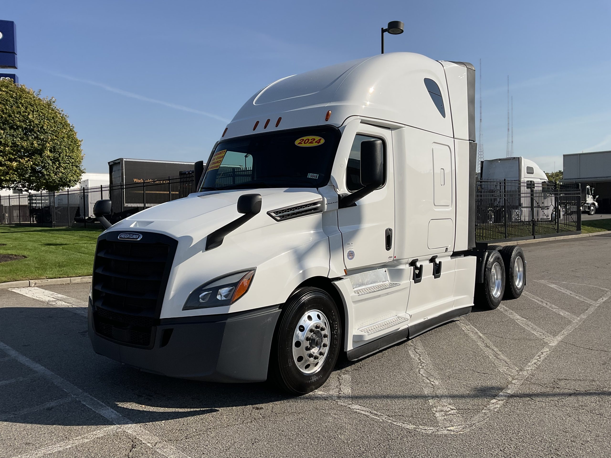 2024 FREIGHTLINER CASCADIA 126 2024 FREIGHTLINER CASCADIA 126 - image 2 of 6